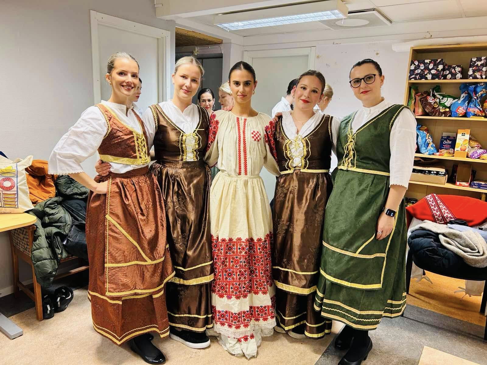 Članovi društva u narodnim nošnjama